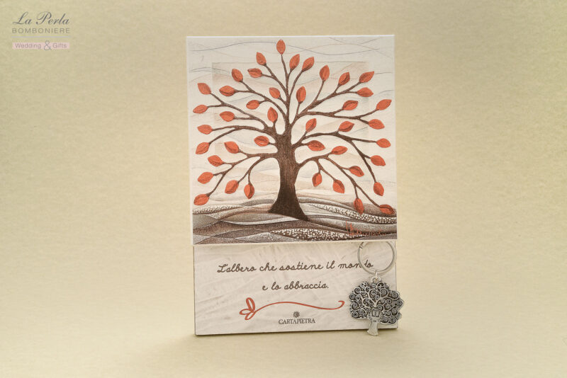 Appendichiavi Albero della Vita, realizzato in carta e pietra insieme, interamente ideato, scolpito e dipinto a mano. E’ una creazione presentata da Cartapietra, made in Italy.