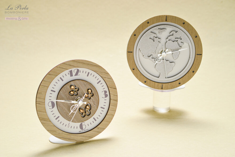 Orologio Mappamondo e Orologio Farfalle in metallo e legno intagliati al laser dal design e realizzazione rigorosamente made in Italy.