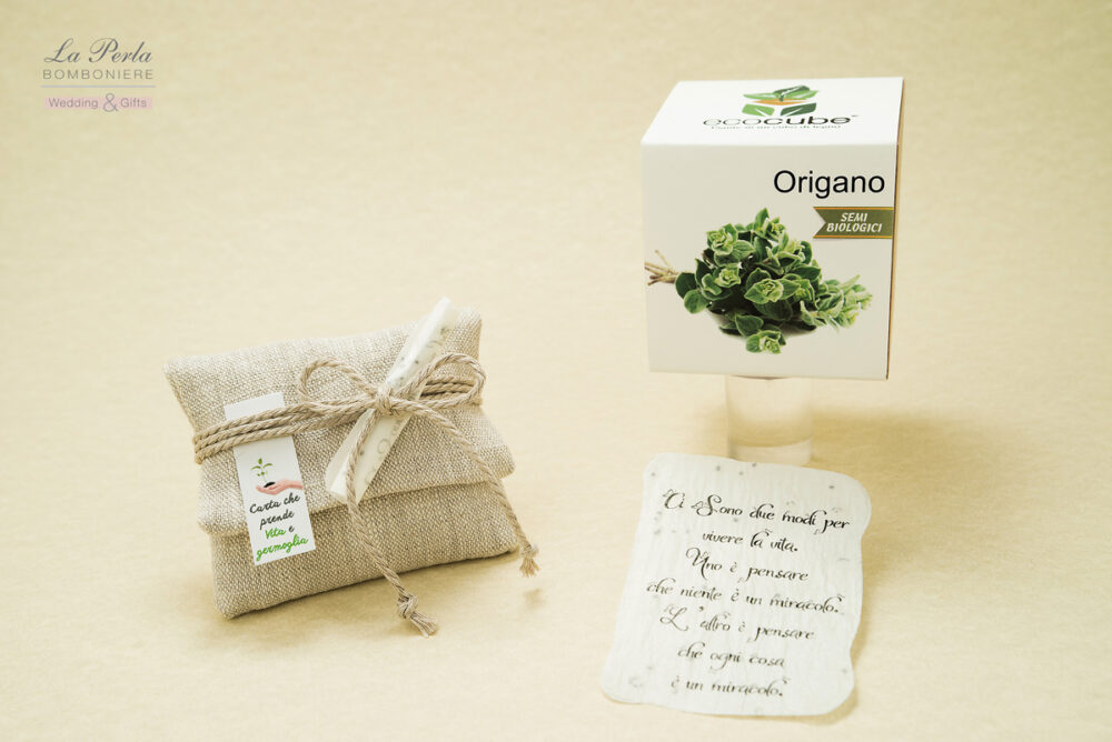 LINEA GREEN. Ecocubo piantabile. Semi di Basilico, Origano, Prezzemolo, Rosa selvatica, Margherita, Lavanda e Peperoncino in un cubo di legno piantabile nel terreno. L'ecocubo si decompone diventando fertilizzante per la piantina che annaffiata regolarmente crescerà. Bustina in Lino 100% con pergamena in carta piantabile con semi di fiore " Non ti scordar di me". CARTA CHE PRENDE VITA E GERMOGLIA.